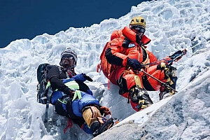 亚洲首位登顶珠峰的盲人，曾在拉萨当按摩医生……